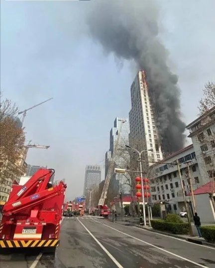 石家庄一高层建筑发生火灾，救援行动进行的如何？现场情况有多危急？