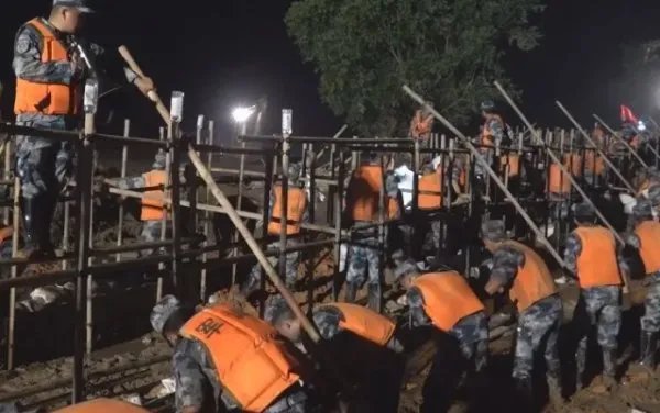 上千名空降兵封堵了哪里的200米河堤决口？