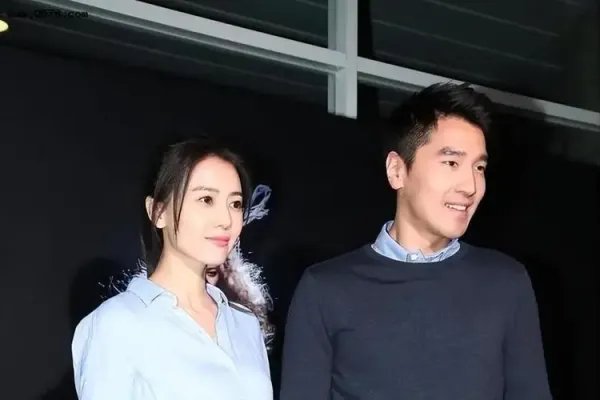 高圆圆赵又廷带女儿外出就餐，两人有怎样恋爱经历？