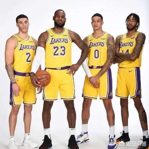 詹姆斯扣篮被犯规，为什么解说员说步行者队不解风情，当时情况如何？你怎么看？