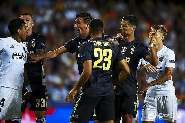 世界足坛有哪些著名的防守型前锋？