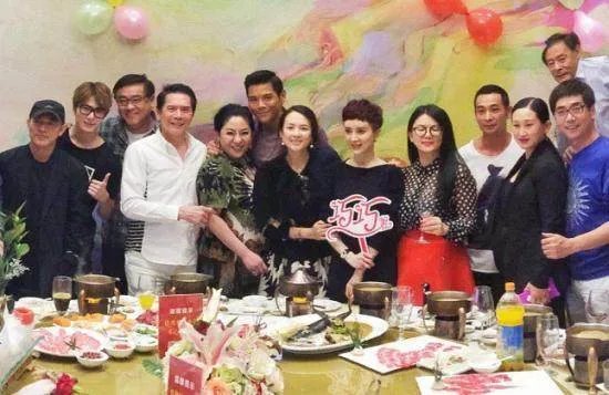 她是“最美孔雀女神”,因太保守被劈腿,她是谁?