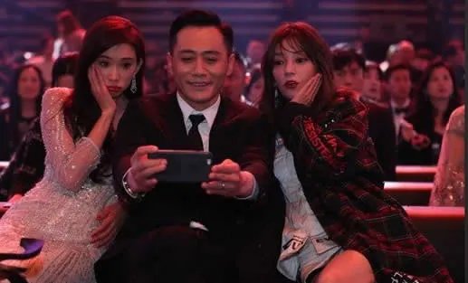 左边娜扎右边热巴什么情况:真相详情让人好不羡慕