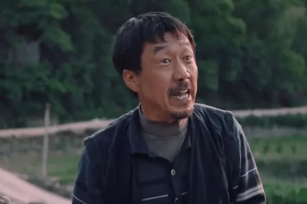 安徽一女网红成村霸敲诈勒索同村男性，该名女子构成了什么犯罪行为？