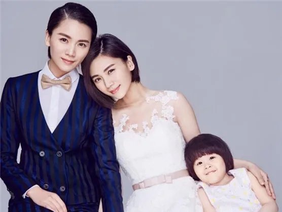 曹曦文一家三口照片前夫是谁资料背景 揭陈思成为何抛弃曹曦文