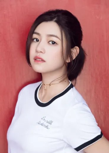 陈妍希为儿子庆生，陈晓罕见出镜，他们一家人的氛围如何？