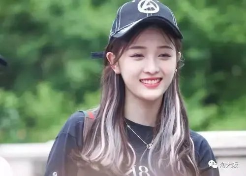 吴宣仪捧着南瓜走红毯，她为何这么做？