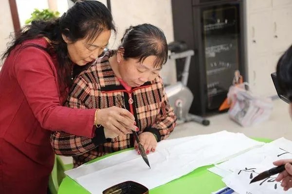 大妈因不会写字3次没领成结婚证，不会写字在日常生活中会遇到哪些困难？