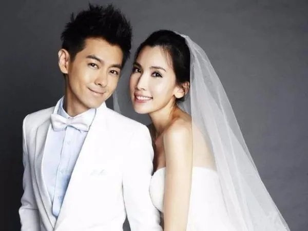 林志炫承认已婚，娱乐圈有哪些明星是结婚多年后才承认已婚的？