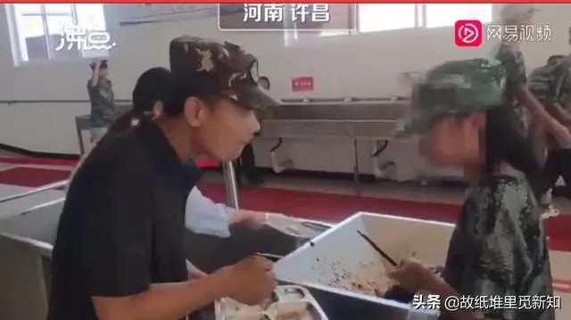 军训教官手抓学生剩饭当场吃掉，对此你有什么感想？