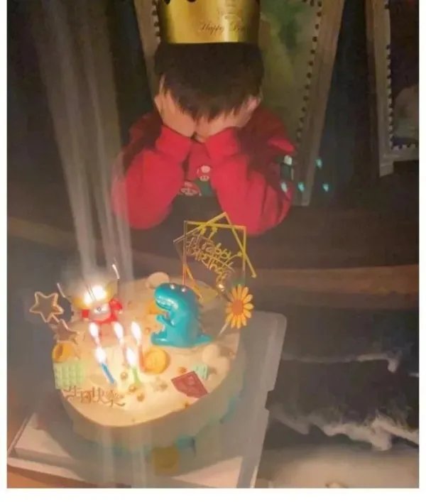 陈妍希为儿子庆生，陈晓罕见出镜，他们一家人的氛围如何？