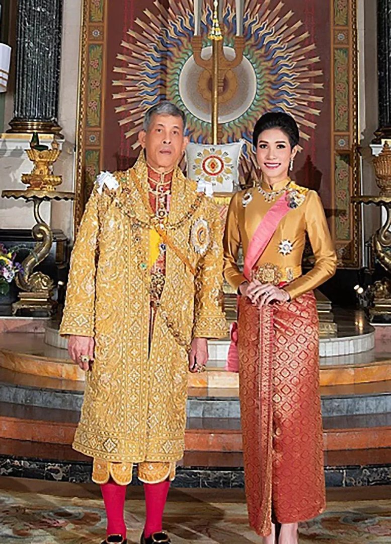 如何看待泰国国王为诗妮娜贵妃作画这件事呢？