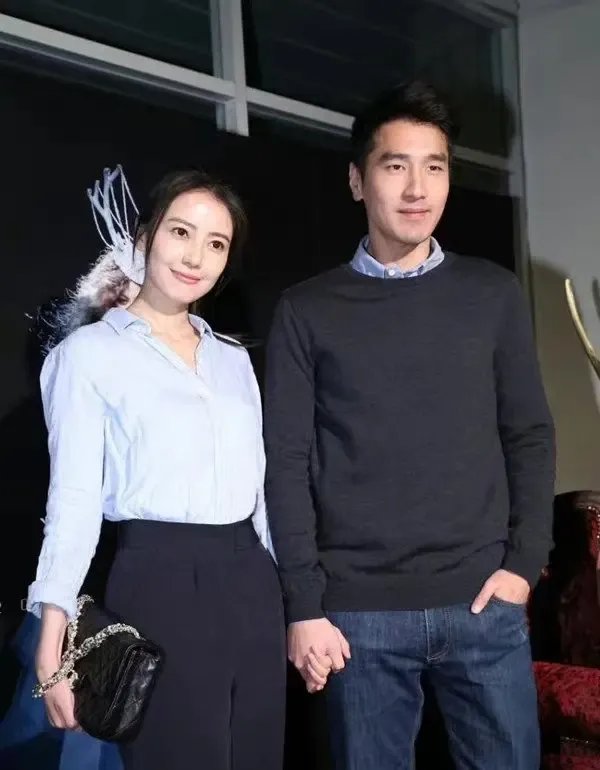 高圆圆赵又廷带女儿外出就餐，两人有怎样恋爱经历？