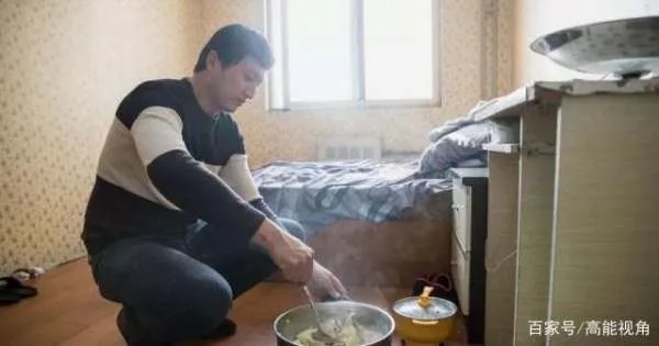 女子嫁贫困男子，家人极力反对，孩子患病后求娘家却被说活该，怎么办？