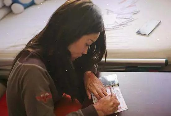 16岁少女曾因拒绝官二代追求，被其泼硫酸毁容，如今过得怎么样？