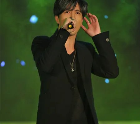 薛之谦身世背景大揭秘 首度回应离婚传闻