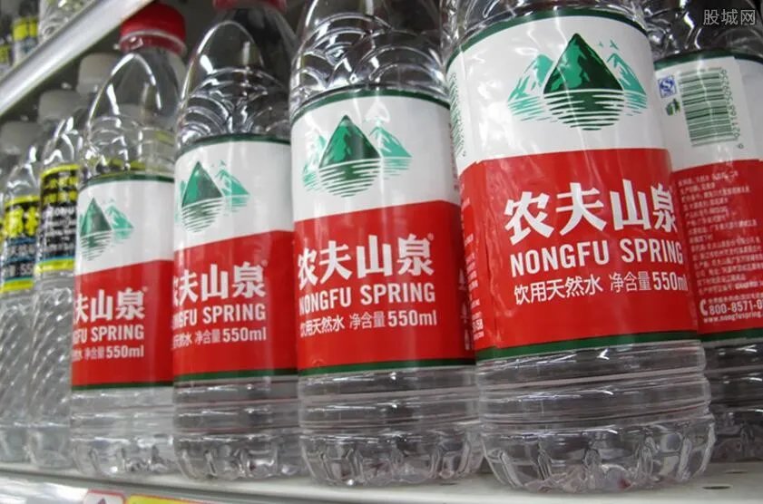 小学生发现农夫山泉瓶身有错误 官方这样回应