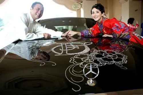 胡静结婚礼服曝光 婚礼现场豪华奢侈