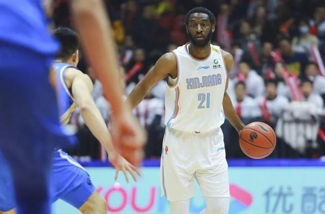 伊恩·克拉克与新疆男篮俱乐部签约后，新疆队实力如何？能否与广东一战？