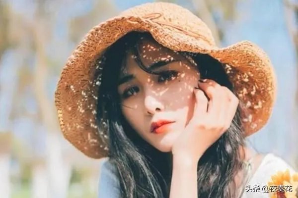 戴帽子的发型扎法？