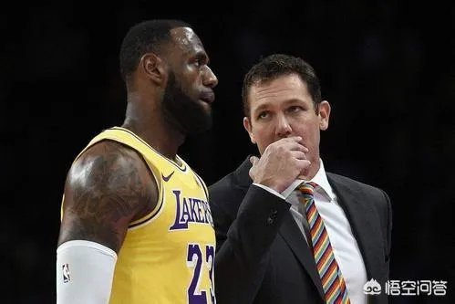 詹姆斯扣篮被犯规，为什么解说员说步行者队不解风情，当时情况如何？你怎么看？