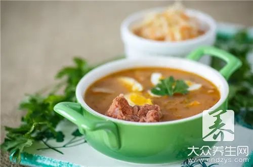 排骨汤怎样熬成白色？