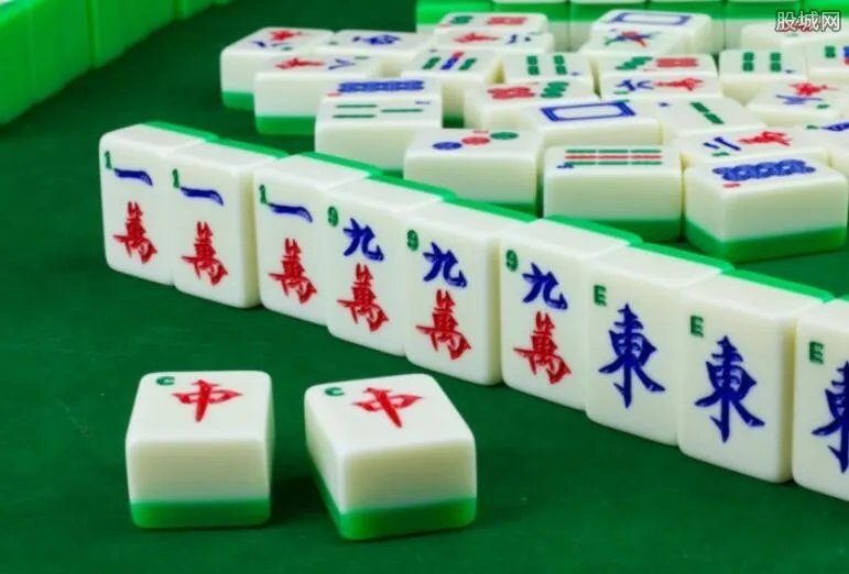 打麻将输到脱内衣 女子与几个男人打麻将最后悲剧了