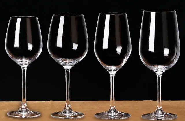 水晶酒杯和玻璃酒杯的区别在哪里 水晶酒杯是用什么制成的