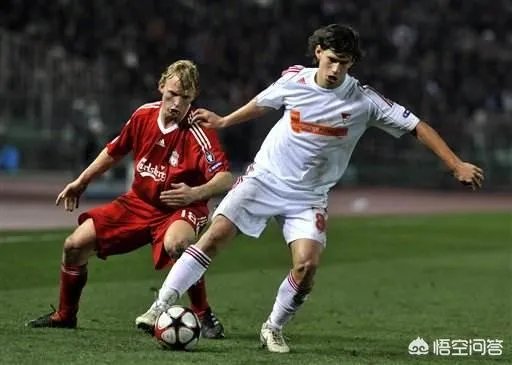 世界足坛有哪些著名的防守型前锋？