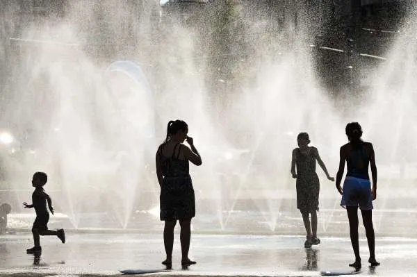 体温仪都爆了想离开西安！高温天气下该注意什么？