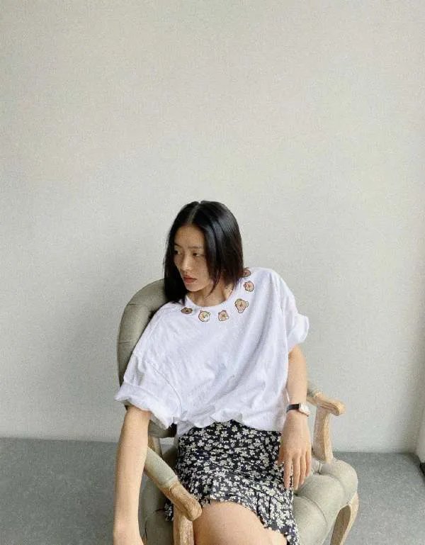 牛仔短裤配上什么衬衣，让刘雯看起来很有气质？