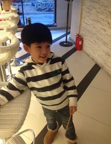 董洁儿子照片曝光 网友赞呆萌可爱