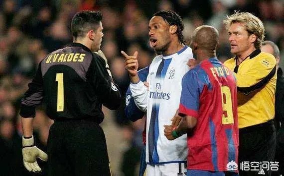 世界足坛有哪些著名的防守型前锋？