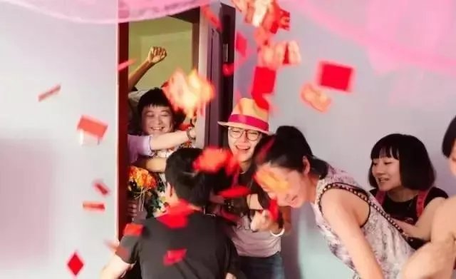 结婚开门红包 一般多少 结婚开门红包是给谁的