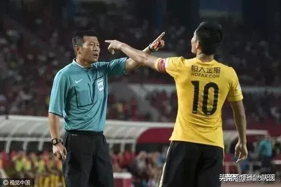 王燊超进球被判无效禁区怒推裁判，上港多名球员参与围攻主裁，大家怎么看？