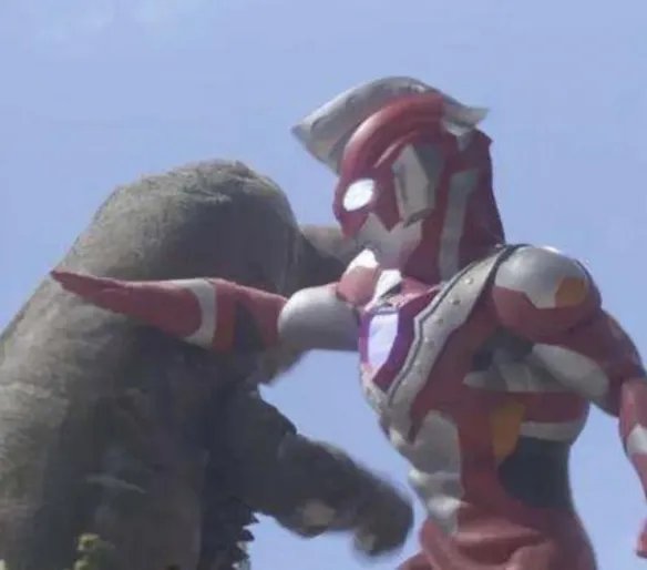 奇葩!男子盗窃欲拍晕主人 结果一手刀下去把人打醒 