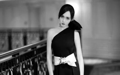 星光红毯唐嫣产后首亮相满脸疲惫，明星有多拼？