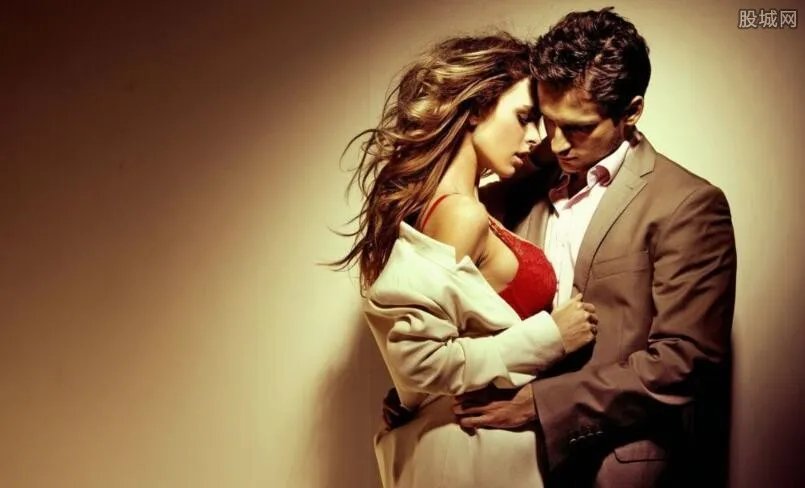 亲热声太大遭群殴 公共场合亲热需注意影响