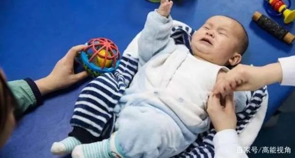 女子嫁贫困男子，家人极力反对，孩子患病后求娘家却被说活该，怎么办？