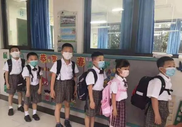 美国一小学老师摘口罩朗读传染半个班，你如何看待此事？