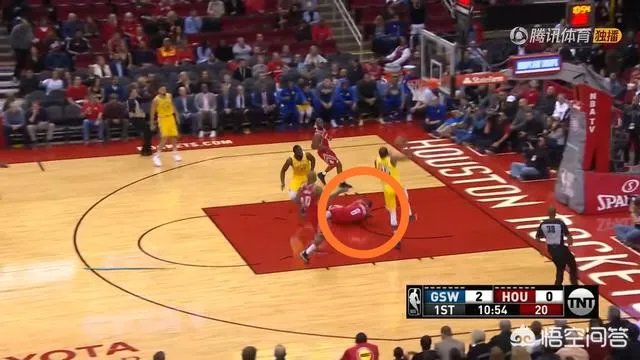 杜兰特偷袭卡佩拉，毫无巨星风范，网友怒喷欺软怕硬，对此你怎么看？