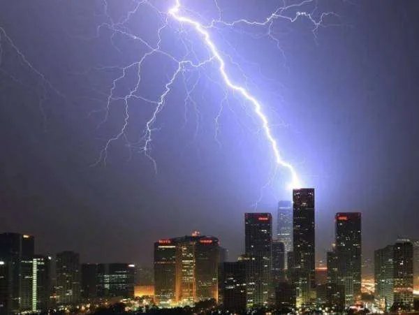 大二学生被雷击中，为什么需要全身换血？