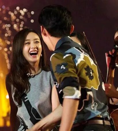 何炅赵丽颖当街热吻惊呆网友 中间隔着玻璃你看得出来吗？