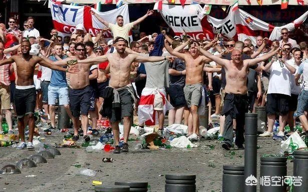英格兰球迷在荷兰闹事25人被捕，敢去俄罗斯闹吗？