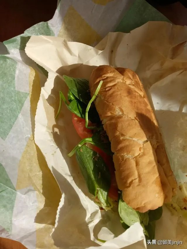 美剧中的外国人一顿饭只吃了个三明治就行了，他们饭量真的那么小吗？