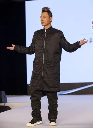 少年刀手陈小春上热搜  因古惑仔形象一夜成名