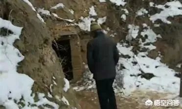 如何看待现代版愚公移山，河南老汉耗时七年掘洞百米深挖出水井？