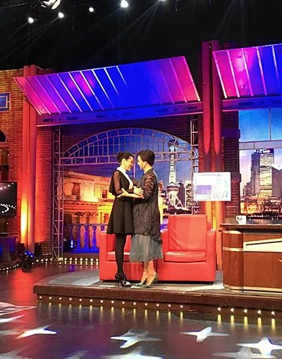 金星脱口秀许晴做客 两人亲密相拥对视而笑