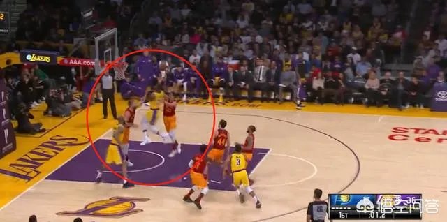 詹姆斯扣篮被犯规，为什么解说员说步行者队不解风情，当时情况如何？你怎么看？