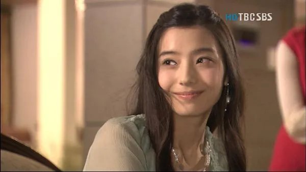 韩剧兄妹契约里面会长的亲孙女的真实样貌有没有出现在电视剧里面？